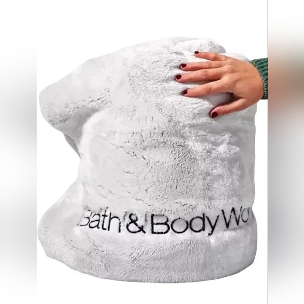 Bath and Body Works Limited Edition Holiday 2022 faux fur blanket.